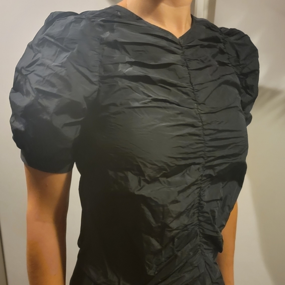 H&M taffeta like ruched center puff sleeve black crop top
